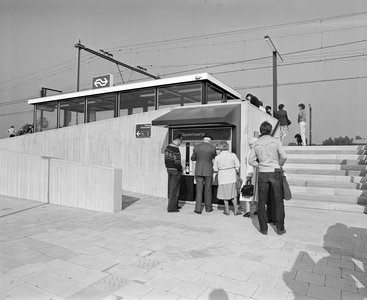 883193 Afbeelding van de plaatskaartenautomaat bij het juist geopende N.S.-station Utrecht Lunetten aan het ...